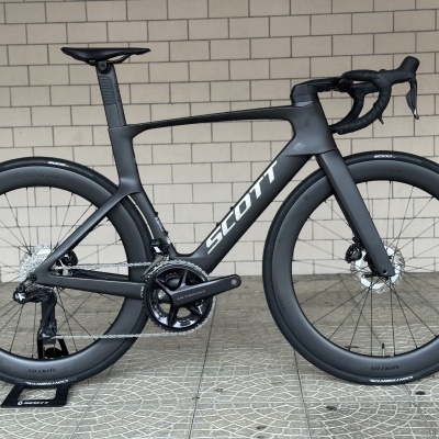 Bicicleta de estrada Scott preta com rodas aerodinâmicas e grupo Ultegra