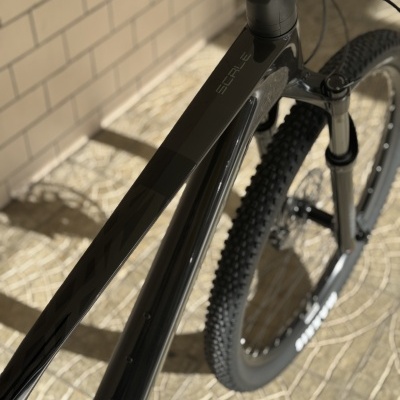 Bicicleta de montanha preta com escrita SCALE no quadro