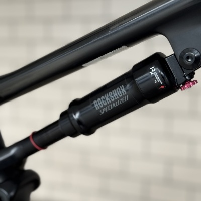 Amortecedor de bicicleta RockShox Specialized preto fixado no quadro preto