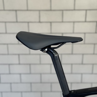 Selim de bicicleta preto com suporte e moldura preta e branca