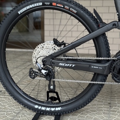 Pneu Maxxis Forekaster 29x2.60 preto em bicicleta Scott com sistema Bosch em fundo de azulejos claros