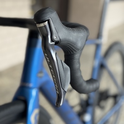 Punho de bicicleta de estrada com manete ULTEGRA em quadro azul desfocado