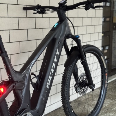 Bicicleta elétrica de montanha preta SCOTT com quadro carbono e suspensão dianteira