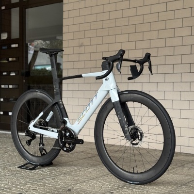 Bicicleta de estrada SCOTT preto e branco com rodas aerodinâmicas e guiador curvo