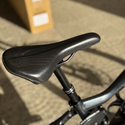 Selim de bicicleta preto com o nome Syncros