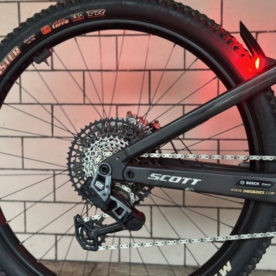 Roda traseira de bicicleta Scott com pneu Maxxis e luz traseira vermelha
