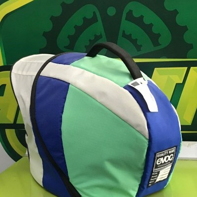 Mala de bicicleta evoc azul, verde claro e branco com alça preta