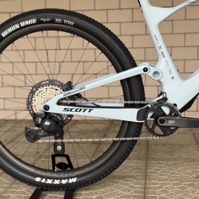 Roda traseira de bicicleta Scott e quadro cinza claro