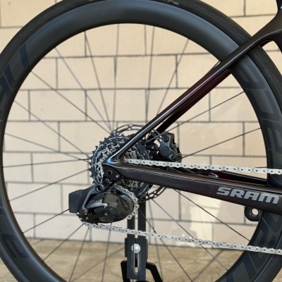 Roda traseira preta de bicicleta de carbono com pneu Schwalbe One SL 700x28C e quadro com texto SRAM