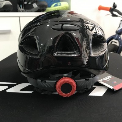 Capacete preto brilhante para bicicleta com ventilação e botão vermelho ajustável
