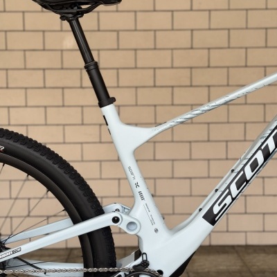 bicicleta de montanha SCOTT branca com quadro de carbono e componentes Shimano
