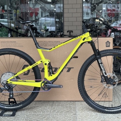 Bicicleta de montanha Scott amarelo fluorescente com suspensão RockShox e pneus Continental CrossKing