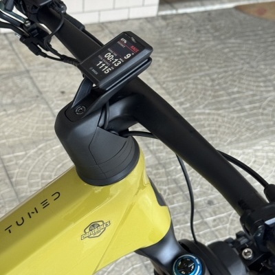 Guiador de bicicleta amarela com display digital Bosch e detalhes de suspensão