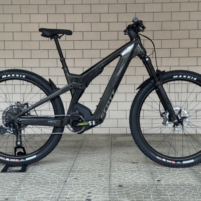 Bicicleta elétrica de montanha preta SCOTT com pneus Maxxis e motor Bosch