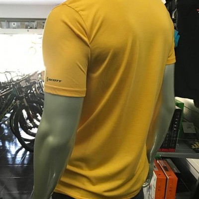 T-shirt amarela de manga curta com logótipo SCOTT na manga, vista de costas
