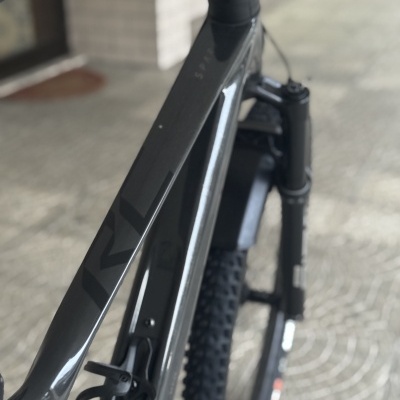 Bicicleta de montanha cinza escuro com texto KR e SPIA no quadro