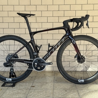 Bicicleta de estrada Scott preta com rodas C45 e componentes SRAM Force