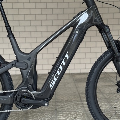 Bicicleta elétrica Scott preta com logo branco e pneus cravados