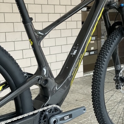 Bicicleta de montanha carbono cinza escuro com detalhes amarelos e pneus cravados