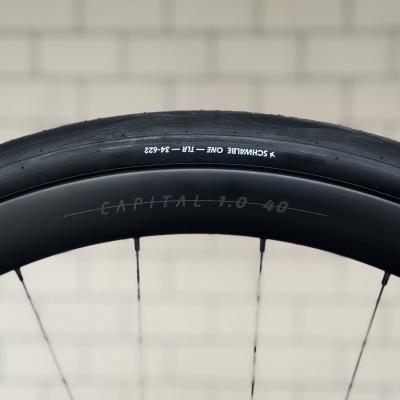 Roda de bicicleta preta com pneu Schwalbe One