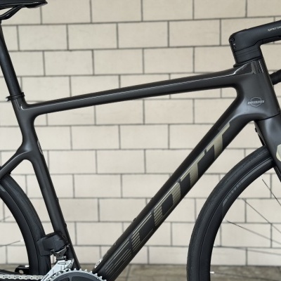 Bicicleta de estrada pequena preta com logos SCOTT, SYNCROS e DANIBIKES.