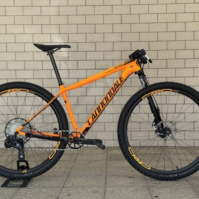 Bicicleta de montanha laranja Cannondale F-Si com pneus pretos C Zero carbon