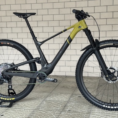 Bicicleta de montanha preta e verde com pneus Maxxis Rekon e Dissector