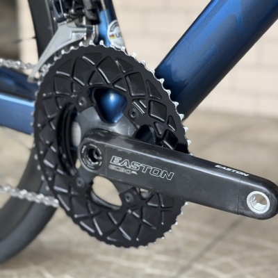 Pedaleira preta de bicicleta com texto EASTON EC90 SL e quadro azul metálico