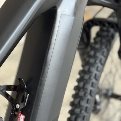 Bicicleta de montanha preta com quadro de carbono e pneu com piso grosso