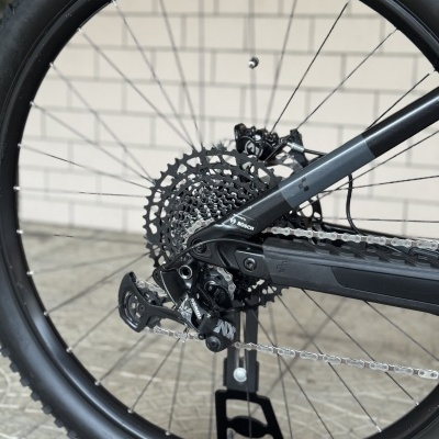 Roda traseira de bicicleta com pneu Maxxis Discotor e sistema elétrico Bosch