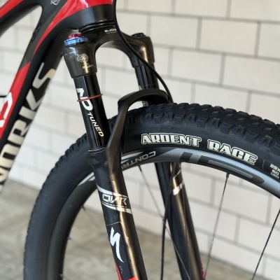 Bicicleta de montanha Specialized preta e vermelha com suspensão dianteira e pneus Ardent Race