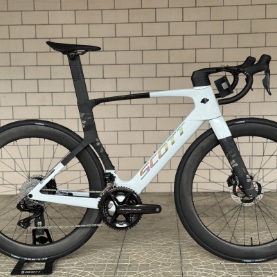 Bicicleta de estrada SCOTT branca e preta com rodas altas de carbono