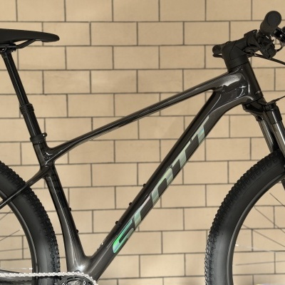 Bicicleta de montanha preta com letras holográficas SDPLY e pneus Exo TR