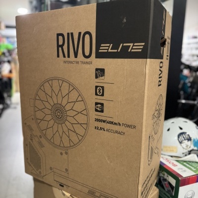 Caixas de RIVO ELITE INTERACTIVE TRAINER com texto e ícones impressos