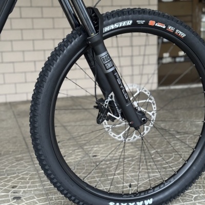 Roda dianteira de bicicleta de montanha com suspensão e pneu Maxxis
