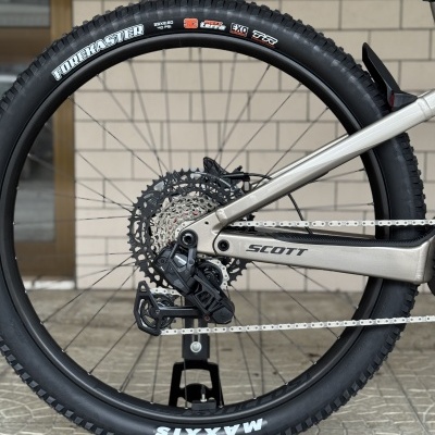 Roda traseira de bicicleta de montanha com pneu Maxxis Forekaster e quadro cinza Scott