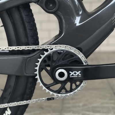 Pedaleira preta e corrente de bicicleta com texto XX SRAM DUB