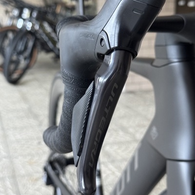 Punho de bicicleta com travão Shimano Ultegra e quadro cinza fosco