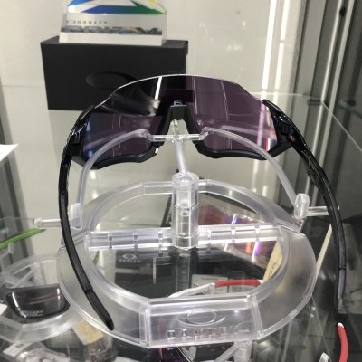 Óculos de proteção escuros numa base transparente sobre vidro