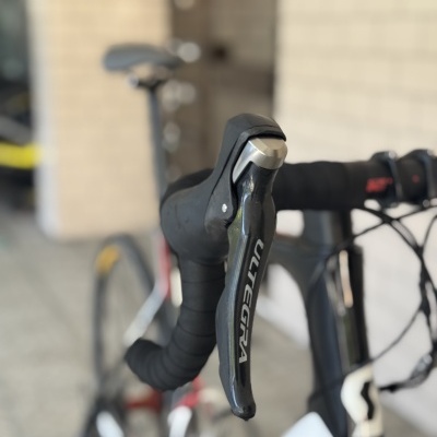 Punho de travão bicicleta preta ULTEGRA em guiador preto com fita