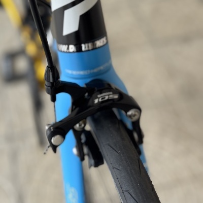 Roda dianteira de bicicleta azul e preto com travão 105 e pneu liso