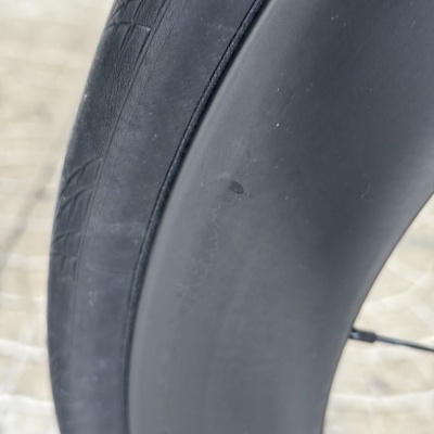 Pneu de bicicleta preto com textura lisa e padrão em losango