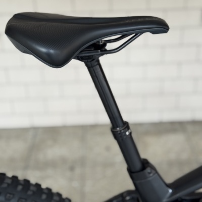 Sela preta de bicicleta com canote e pneu traseiro preto