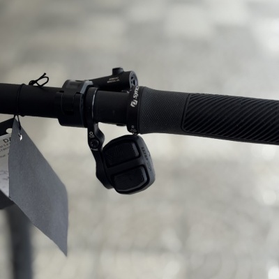 Punho preto de bicicleta com botões e texto Shimano e Syntace