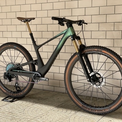 bicicleta de montanha verde e preta com pneus castanhos apoio suporte