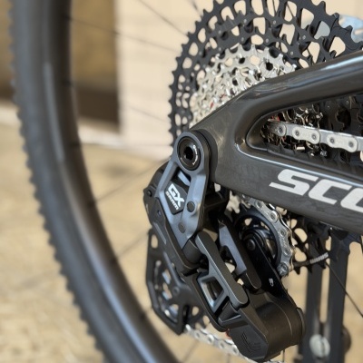 BICICLETA SCOTT SPARK RC TEAM ISSUE - PRETO/CARBONO