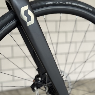 Roda de bicicleta com pneu preto Schwalbe e garfo preto fosco