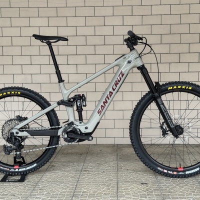 Bicicleta montanha Santa Cruz cinzento claro com rodas Maxxis e suspensão FOX