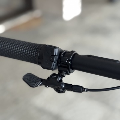 Punho de guiador de bicicleta preto com manípulo de freio e botão de controle
