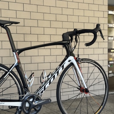 Bicicleta de estrada carbono preto e branco com rodas Mavic e componentes Shimano